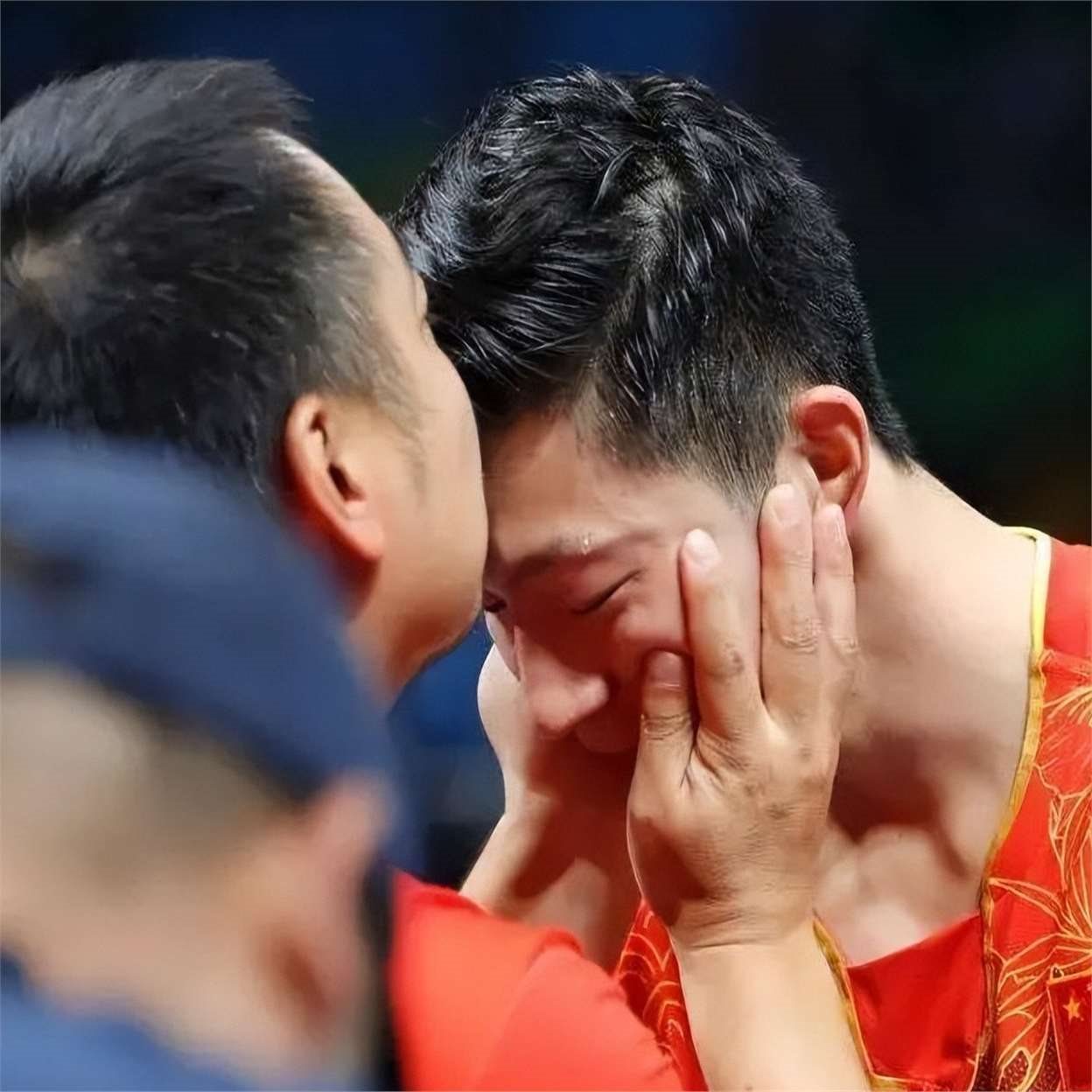 国乒在比赛中受伤退赛，库里主帅表示担忧！